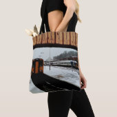 駅で2本の列車 トートバッグ (クローズアップ)