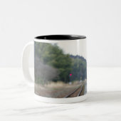 駅に坐っている犬 ツートーンマグカップ (正面左)