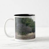 駅に坐っている犬 ツートーンマグカップ (左)