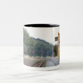 駅に坐っている犬 ツートーンマグカップ (中央)