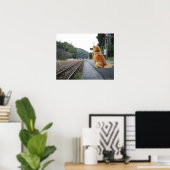 駅に座っている犬 ポスター (ホームオフィス)