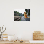 駅に座っている犬 ポスター (キッチン)