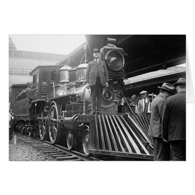 駅の蒸気機関車、1923年 (正面横)