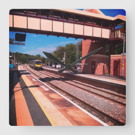 駅来に入る スクエア壁時計