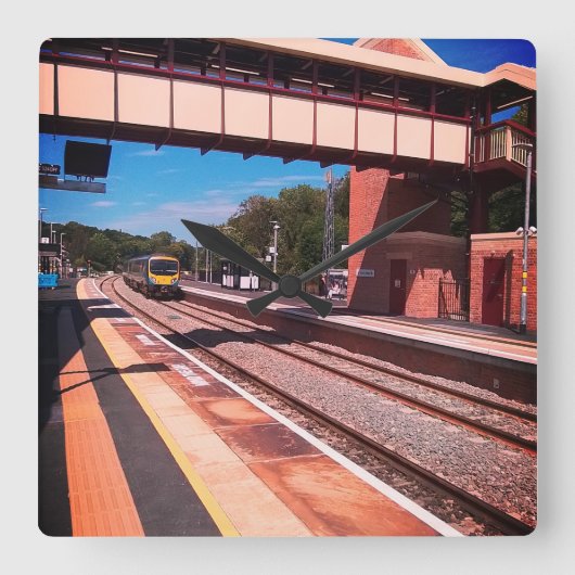 駅来に入る スクエア壁時計 (正面)