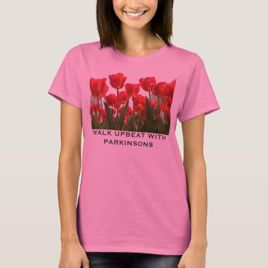 駐車場で楽観的に歩く Tシャツ (正面)