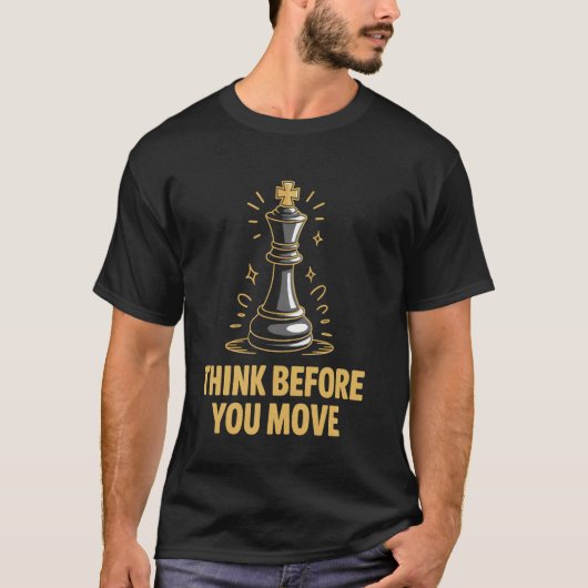 駒を動かす前に考えろ おもしろいチェスのキング戦略 Tシャツ (正面)
