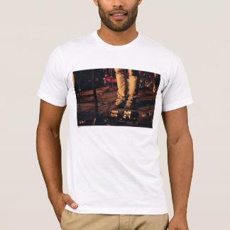 騒々しく静かな騒々しい Tシャツ