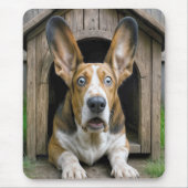驚いたバセットハウンドの犬小屋 マウスパッド (正面)