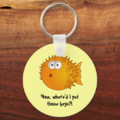驚いたフグの魚 – おもしろい諺 キーホルダー (正面)