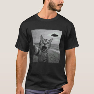 驚いた猫の宇宙人UFOセルフィー Tシャツ