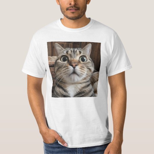 驚いた猫の顔、猫の写真 Tシャツ (正面)