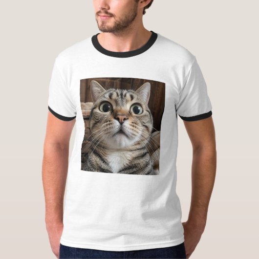 驚いた猫の顔、猫の写真 Tシャツ (正面)