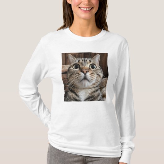 驚いた猫の顔、猫の写真 Tシャツ (正面)