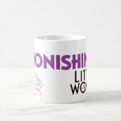 驚いている小さい女性"!" マグ (中央)