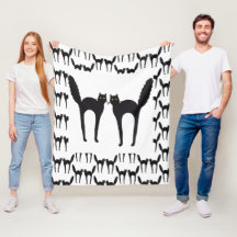 驚かされた黒猫