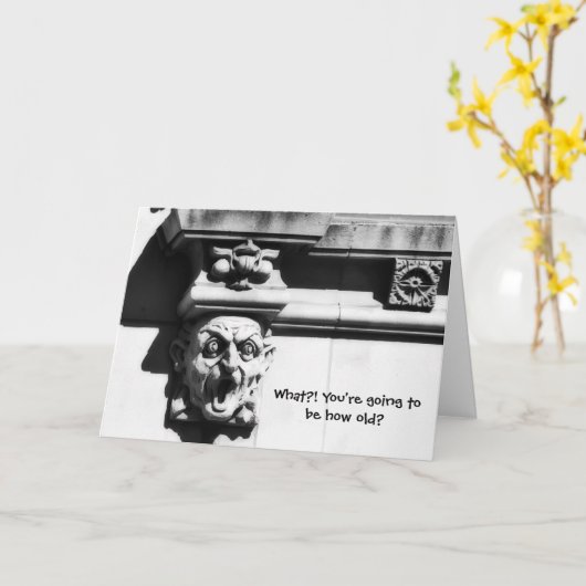 驚きのガーゴイル　ユーモア　かわいい　お年寄り　誕生日 カード (黄色い花)