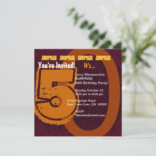 驚きの大きい第50誕生日のバーガンディの金ゴールドF001 招待状 (スタンド正面)