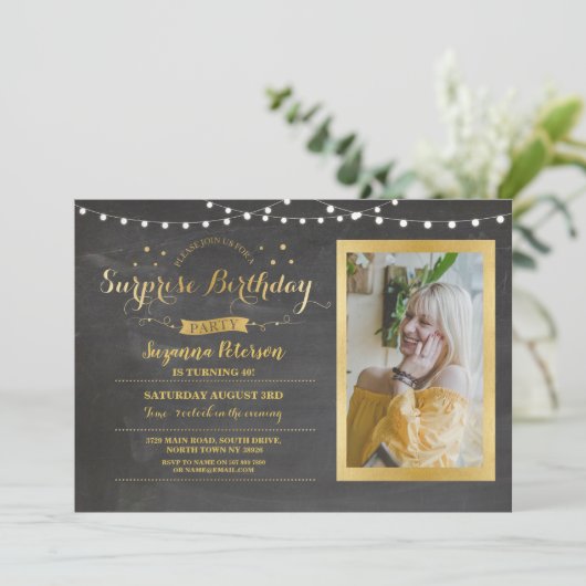 驚きの誕生会のチョーク年齢の招待の金ゴールド 招待状 (スタンド正面)