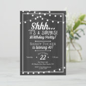 驚きの誕生日ストリングライトChalkboard 招待状 (スタンド正面)