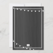 驚きの誕生日ストリングライトChalkboard 招待状 (裏面)