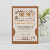 驚きの誕生日パーティーはっきりしたタイポグラフィチケット 招待状 (スタンド正面)