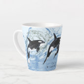 驚くべき白黒の水色のOrcas カフェラテマグ (左アングル)