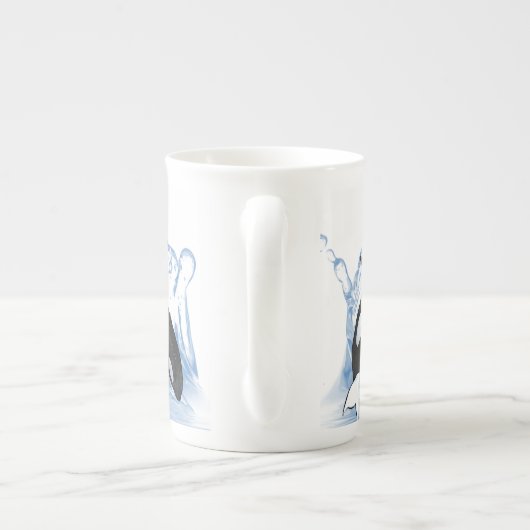 驚くべき白黒の水色のOrcas ボーンチャイナマグカップ (裏面)