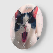 驚熱狂するいた若い猫は大きな目をする ラージ壁時計 (傾斜)