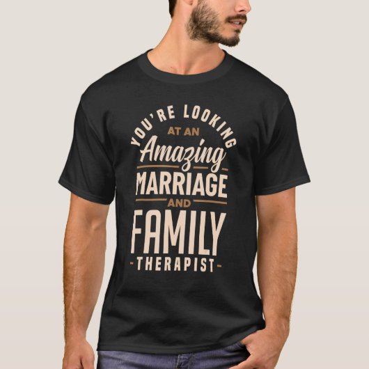驚異の結婚カウンセラー・家族セラピスト LMFT ファッション Tシャツ (正面)