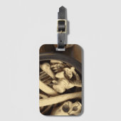 骨のカルドロン。 ラゲッジタグ (正面縦)