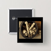 骨のカルドロン。 缶バッジ (正面&裏面)