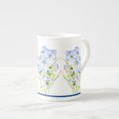 骨の上に氷のような青いパンジー中国マグカップ ボーンチャイナマグカップ (正面右)