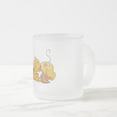 骨のTシャツおよびギフトを持つ幸せな犬 フロストグラスマグカップ (正面右)