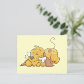 骨のTシャツおよびギフトを持つ幸せな犬 ポストカード (スタンド正面)