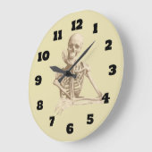 骨ばった手で顎を休める幸せな骸骨 ラージ壁時計 (傾斜)