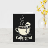 骨までカフェインが好きな面白いスケルトン コーヒー好き カード (黄色い花)
