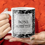 骨格の骨のアペティ コーヒーマグカップ<br><div class="desc">黒い背景のスケルトンとシックなレタリングのBONE APPETTは、このコーヒーマグでおもしろいを持っている。私たちの店のマッチングアイテム。</div>