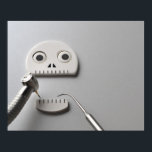 骨格歯科トリートメント ポスター<br><div class="desc">AssetID: 113198400 / {Yagi Studio} /歯科トリートメントを取る骨格_x000D__x000D_歯科インプラントは、歯や歯のグループに似た修復をサポートするために歯科で使用されるチタン製の「根」デバイスで恋しく思す。_x000D_今日置かれたすべての歯科用インプラントは根型枠内在性インプラントであり、実際の歯根に似ているように見える(従って「根型枠」を持つ)、骨の中に置かれる（エンド – 「in」のギリシャ語の接頭辞であり、「骨」を指す骨質）。顎の骨はチタン製のポストを受け入れ、骨一体化する。骨融合とは、インプラント表面と周囲の骨との融合を指す。歯のインプラントは骨と融合するが、歯周靱帯が不足し、噛み感じ中は天然の歯よりも少し違うかくなる。_x000D_根型枠内生インプラントの出現に先立ち、ほとんどのインプラントは、骨内に置かれた金属片の形状が平らな刃に似ているブレード内生植物か、または骨膜下生植物のいずれかであった。_x000D_歯科インプラントは、クラウン、インプラント支持のブリッジまたは入れ歯を含む多数の歯科補綴をサポートするために使用できる。歯列矯正の動きのための固定として使用することもできる。歯科インプラントの使用は、相互に作用することなく無方向の歯動きを可能にする。_x000D_ _x000D_このページは、そのトピックに関連する誰とも提携していない、または承認されていない。</div>