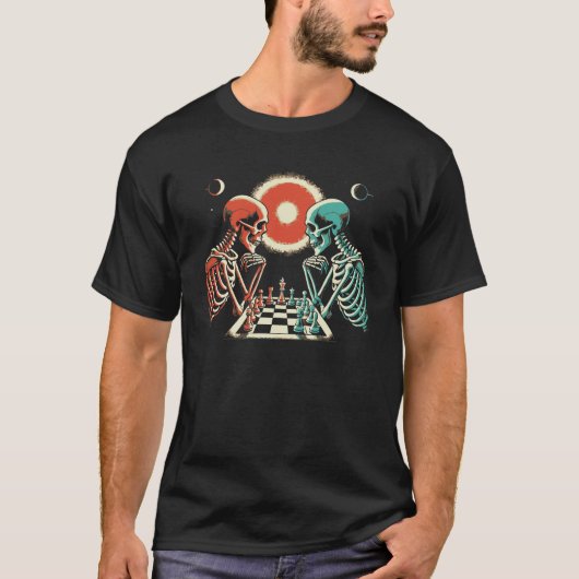 骸骨がチェスをプレイ Tシャツ (正面)