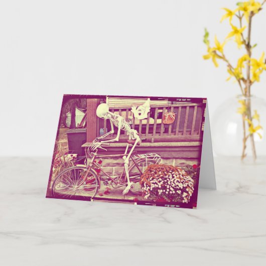 骸骨が自転車に乗ってハロウィンを楽しむ カード (黄色い花)