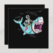 骸骨に乗ったゾンビサメの面白いハロウィンギフト 招待状 (正面/裏面)