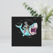 骸骨に乗ったゾンビシャーク 面白いハロウィンギフト 招待状 (スタンド正面)