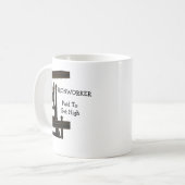 高いマグカップを得るために支払われる コーヒーマグカップ (正面左)