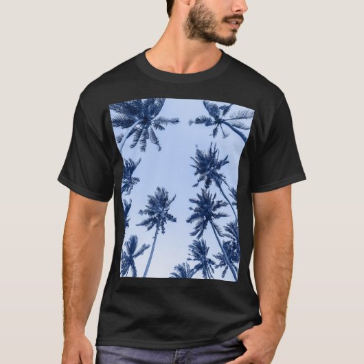 高いヤシの木、青澄んい空。 Tシャツ (正面)
