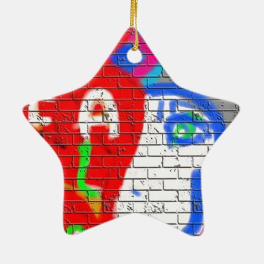 高い女司祭顔決して一人のグラフィティアート セラミックオーナメント (裏面)