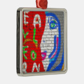 高い女司祭顔決して一人のグラフィティアート メタルオーナメント (右)