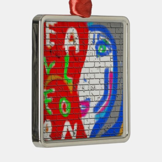 高い女司祭顔決して一人のグラフィティアート メタルオーナメント (右)