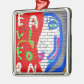 高い女司祭顔決して一人のグラフィティアート メタルオーナメント (左)