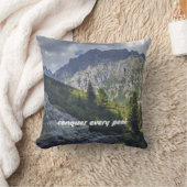 高い山の頂上に向かう岩の道 クッション (ブランケット)